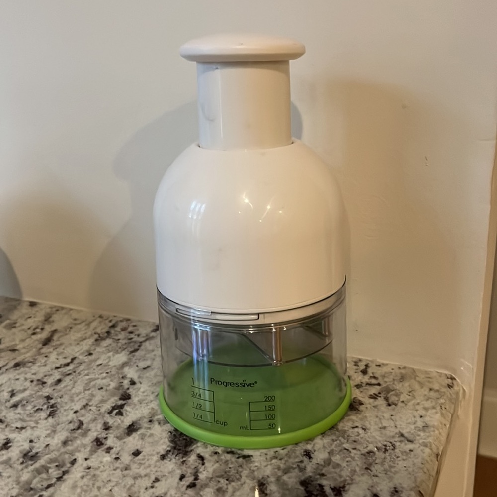 Progressive hand food chopper